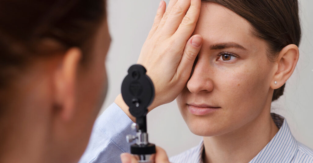 Como a neuroftalmologia pode ser usada para monitorar a progressão de doenças neurológicas que afetam a visão?